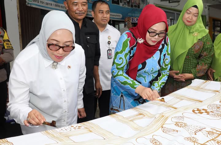 Menteri Pemberdayaan Perempuan dan Perlindungan Anak (MenPPPA), Arifah Choiri Fauzi dan Ketua TP-PKK Kota Batam Erlita Sari Amsakar di UPTD PPA. Foto: INIKEPRI.COM/Media Center Batam 