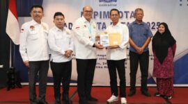 Wali Kota Batam sekaligus Ex Officio Kepala BP Batam Amsakar Achmad saat menutup Rapat Pimpinan Kamar Dagang dan Industri Indonesia (Kadin) Kota Batam Tahun 2025 yang dirangkaikan dengan Halalbihalal di Hotel Santika Batam Center, Kamis (24/4/2025). Foto: INIKEPRI.COM