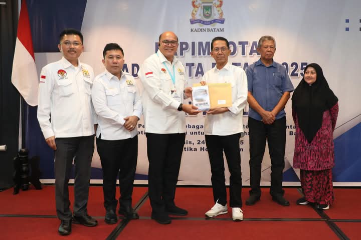 Wali Kota Batam sekaligus Ex Officio Kepala BP Batam Amsakar Achmad saat menutup Rapat Pimpinan Kamar Dagang dan Industri Indonesia (Kadin) Kota Batam Tahun 2025 yang dirangkaikan dengan Halalbihalal di Hotel Santika Batam Center, Kamis (24/4/2025). Foto: INIKEPRI.COM