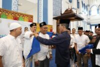 Wali Kota Batam, Amsakar Achmad, secara resmi melepas keberangkatan 745 Jemaah Calon Haji (JCH) Kota Batam Tahun 1446 H/2025 di Masjid Agung Raja Hamidah, Sabtu (26/4/2025). Foto: INIKEPRI.COM/Media Center Batam 