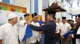 Wali Kota Batam, Amsakar Achmad, secara resmi melepas keberangkatan 745 Jemaah Calon Haji (JCH) Kota Batam Tahun 1446 H/2025 di Masjid Agung Raja Hamidah, Sabtu (26/4/2025). Foto: INIKEPRI.COM/Media Center Batam 