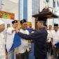 Wali Kota Batam, Amsakar Achmad, secara resmi melepas keberangkatan 745 Jemaah Calon Haji (JCH) Kota Batam Tahun 1446 H/2025 di Masjid Agung Raja Hamidah, Sabtu (26/4/2025). Foto: INIKEPRI.COM/Media Center Batam 