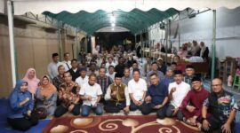 Wali Kota Batam, Amsakar Achmad, menghadiri silaturahmi dan Halalbihalal  Warga Kurnia Djaja Alam (KDA) Idulfitri 1446 Hijriah di Fasum Punai 2, Cluster Punai, RT 002 RW 033 Griya KDA, pada Sabtu (26/4/2025). Foto; INIKEPRI.COM