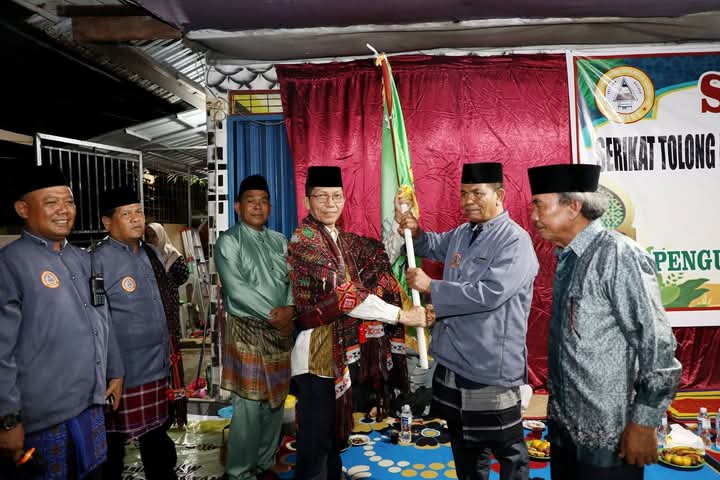 Wali Kota Batam, Amsakar Achmad, menghadiri acara Halalbihalal sekaligus pengukuhan Dalihan Na Tolu Serikat Tolong Menolong Batak Muslim Sagulung Baru (STMBMS) di Sekretariat STMBMS, RT 03 RW 05 Sagulung Baru, Sabtu (26/4/2025) malam. Foto: INIKEPRI.COM