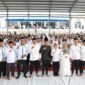 Wali Kota Batam, Amsakar Achmad, bersama Wakil Wali Kota Batam, Li Claudia Chandra, dalam acara Silaturahmi Syawal bersama keluarga besar LDII, di Pondok Pesantren Abdhul Dohir Sekupang, Minggu (27/4/2025). Foto: INIKEPRI.COM/Media Center Batam 