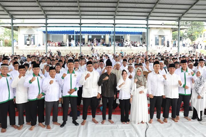 Wali Kota Batam, Amsakar Achmad, bersama Wakil Wali Kota Batam, Li Claudia Chandra, dalam acara Silaturahmi Syawal bersama keluarga besar LDII, di Pondok Pesantren Abdhul Dohir Sekupang, Minggu (27/4/2025). Foto: INIKEPRI.COM/Media Center Batam 