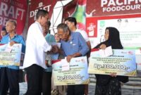 Wali Kota Batam Amsakar Achmad menyerahkan bantuan ke lansia. Foto: INIKEPRI.COM