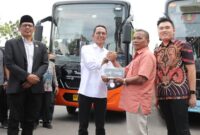 Wali Kota Batam, Amsakar Achmad, secara resmi melaunching pengoperasian 13 unit Bus Trans Batam melalui skema Buy The Service (BTS) Tahun Anggaran 2025, yang berlangsung di Jalan Utama Kantor Wali Kota dan DPRD Kota Batam, Selasa (30/4/2025). Foto: INIKEPRI.COM/Media Center Batam 
