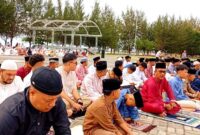 Jamaah salat Ied Idul Fitri di Pantai Piwang, Kabupaten Natuna, Provinsi Kepulauan Riau. Foto: INIKEPRI.COM