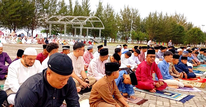 Jamaah salat Ied Idul Fitri di Pantai Piwang, Kabupaten Natuna, Provinsi Kepulauan Riau. Foto: INIKEPRI.COM