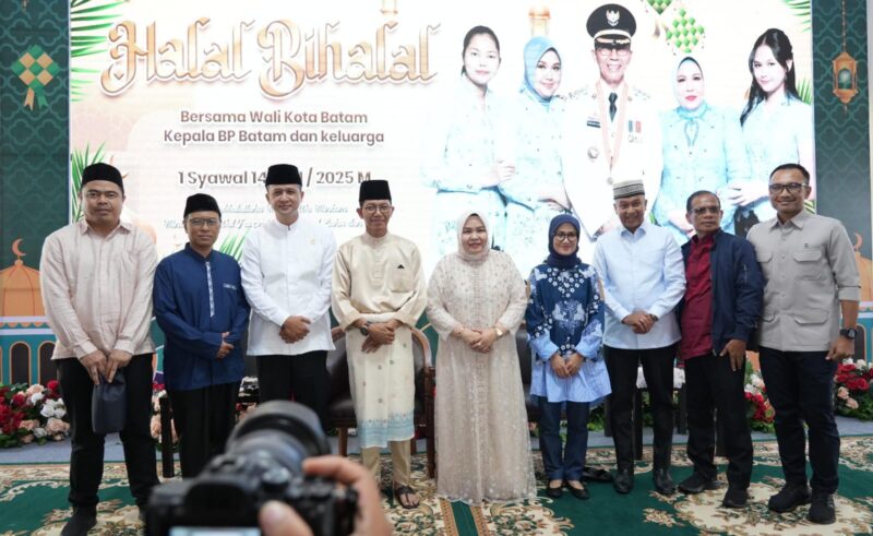 Kepala BP Batam/Walikota Batam, Amsakar Achmad menghadiri pelaksanaan shalat Idul Fitri berjamaah bersama ribuan umat muslim Kota Batam pada Senin (31/3/2025). Foto: INIKEPRI.COM/BP Batam