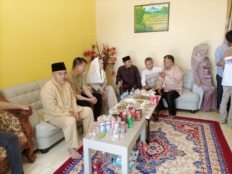 Ketua DPD partai Golkar Kabupaten Natuna, Hadi Candra menggelar open house di kediamannya yang berlokasi di Desa Tanjung, Rabu (2/4/2025). Foto: INIKEPRI.COM