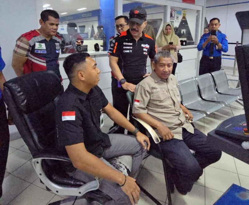 Anggota/Deputi Bidang Pengelolaan Bandara, Pelabuhan, dan Lalu Lintas Barang BP Batam, Ruslan Aspan, meninjau secara langsung kesiapan arus balik Angkutan Lebaran di Terminal Ferry Internasional Batam Centre, Sabtu (5/4/2025). Foto: INIKEPRI.COM/BP Batam
