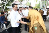 Setelah libur Lebaran, Pemerintah Kota Batam kembali menggelar apel gabungan dan halal bihalal di Dataran Engku Putri, Selasa (8/4/2025). Foto: INIKEPRI.COM