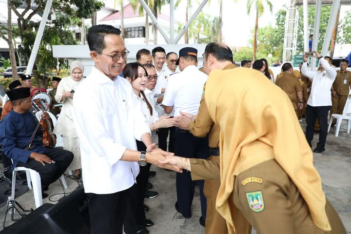 Setelah libur Lebaran, Pemerintah Kota Batam kembali menggelar apel gabungan dan halal bihalal di Dataran Engku Putri, Selasa (8/4/2025). Foto: INIKEPRI.COM