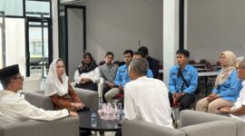 Bupati Natuna Cen Sui Lan saat meninjau fasilitas pusat layanan terpadu UMKM di komplek masjid Agung Natuna, (9/4). Foto: INIKEPRI.COM