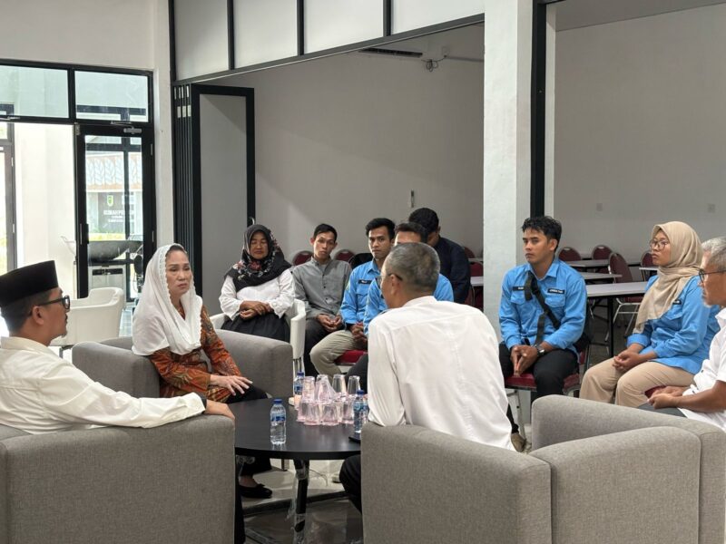 Bupati Natuna Cen Sui Lan saat meninjau fasilitas pusat layanan terpadu UMKM di komplek masjid Agung Natuna, (9/4). Foto: INIKEPRI.COM