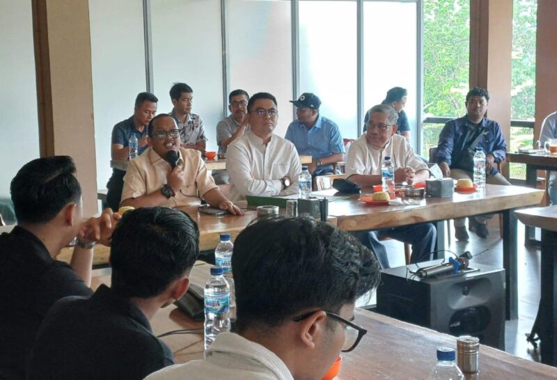 Anggota DPR RI dari Daerah Pemilihan Kepulauan Riau, Endipat Wijaya, menggelar silaturahmi dan diskusi bersama mahasiswa di Kota Batam, Jumat (11/4/2025). Foto; INIKEPRI.COM