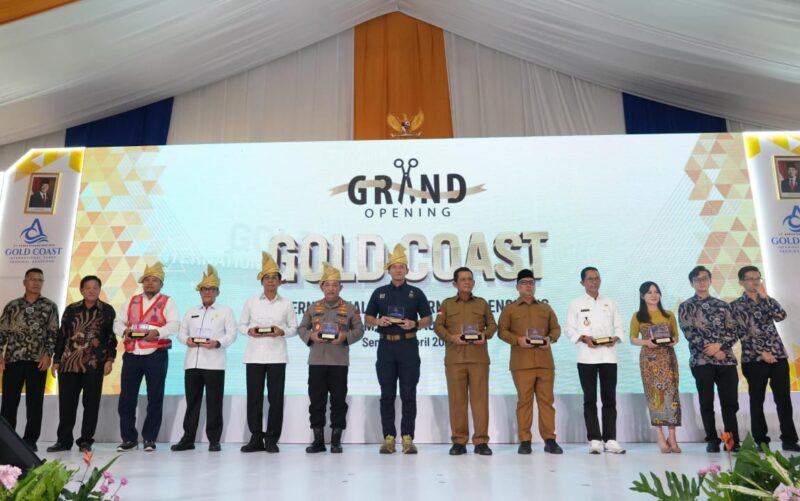 Kepala BP Batam Amsakar Achmad dan Wakil Kepala BP Batam Li Claudia Chandra mengapresiasi Peresmian Gold Coast International Ferry Terminal di Bengkong, pada Senin siang (14/4/2025), di wilayah Golden Prawn. Foto: INIKEPRI.COM/BP Batam 