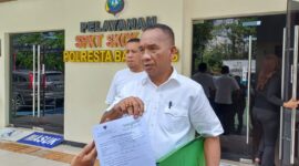 Akhmad Rosano menunjukkan laporannya terhadap Yusril Koto ke para awak media. Foto : INIKEPRI.COM/Tengku Bayu