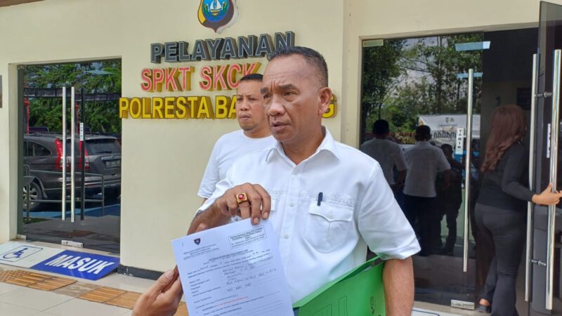 Akhmad Rosano menunjukkan laporannya terhadap Yusril Koto ke para awak media. Foto : INIKEPRI.COM/Tengku Bayu