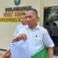 Akhmad Rosano menunjukkan laporannya terhadap Yusril Koto ke para awak media. Foto : INIKEPRI.COM/Tengku Bayu