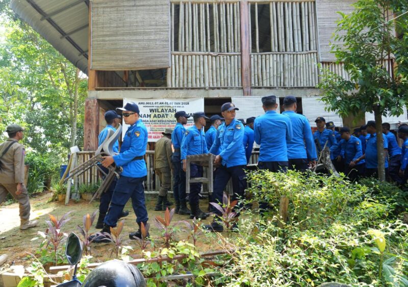 Badan Pengusahaan (BP) Batam bersama Tim Terpadu Pengawasan dan Penertiban Terhadap Bangunan Liar Kota Batam yang dipimpin oleh Kasubdit. Pengamanan Aset dan Obyek Vital BP Batam, Kombes Pol. S.A. Kurniawan menertibkan bangunan ilegal di lokasi rencana perluasan Kawasan Ekonomi Khusus (KEK) Nongsa pada Rabu (16/4/2025) pagi. Foto: INIKEPRI.COM/BP Batam
