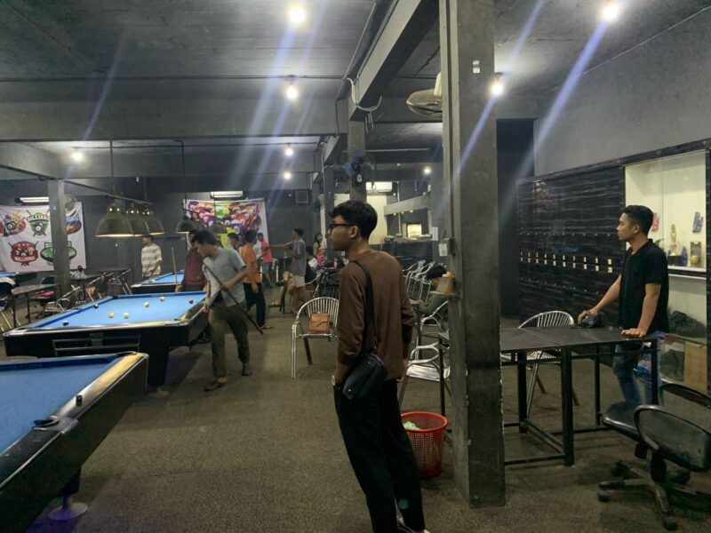 Satreskrim Polres Bintan merazia Star Pool & Cafe di Jalan Barek Motor, Kijang Kota, Bintan Timur, Kabupaten Bintan, Rabu (16/4/2025). Foto: INIKEPRI.COM