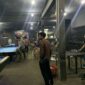 Satreskrim Polres Bintan merazia Star Pool & Cafe di Jalan Barek Motor, Kijang Kota, Bintan Timur, Kabupaten Bintan, Rabu (16/4/2025). Foto: INIKEPRI.COM