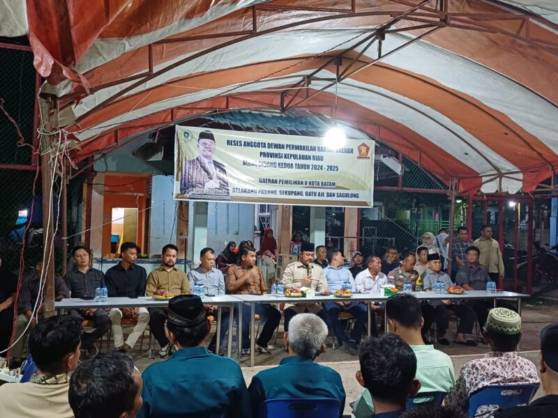 Ketua DPRD Kepri Iman Sutiawan menggelar Reses Massa sidang ke II tahun 2024-2025. Agenda tersebut berlangsung di fasum RT 03, RW 024, Perumahan Medio Raya, Kelurahan Tembesi, Kecamatan Sagulung. Sabtu (19/04/2025). Foto: INIKEPRI.COM