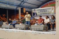 Ketua DPRD Kepri Iman Sutiawan saat menjaring aspirasi masyarakat Kecamatan Batu Aji, dalam reses masa sidang kedua tahun 2025, Minggu (20/04/2025) malam, di Fasum Wahana Bhakti, Perumahan Pemda 2 Batu Aji, Kota Batam. Foto: INIKEPRI.COM