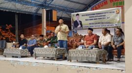 Ketua DPRD Kepri Iman Sutiawan saat menjaring aspirasi masyarakat Kecamatan Batu Aji, dalam reses masa sidang kedua tahun 2025, Minggu (20/04/2025) malam, di Fasum Wahana Bhakti, Perumahan Pemda 2 Batu Aji, Kota Batam. Foto: INIKEPRI.COM