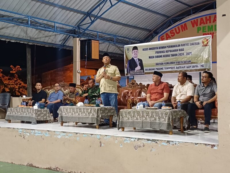Ketua DPRD Kepri Iman Sutiawan saat menjaring aspirasi masyarakat Kecamatan Batu Aji, dalam reses masa sidang kedua tahun 2025, Minggu (20/04/2025) malam, di Fasum Wahana Bhakti, Perumahan Pemda 2 Batu Aji, Kota Batam. Foto: INIKEPRI.COM