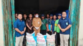 Pemerintah Kabupaten Natuna melalui Dinas Ketahanan Pangan dan Pertanian menyalurkan pupuk bersubsidi guna mendorong peningkatan produktivitas dan kualitas hasil pertanian sekaligus menjamin akses pupuk dengan harga terjangkau bagi para petani yang membutuhkan, Selasa (22/4/2025). Foto: INIKEPRI.COM/NatunaKab 