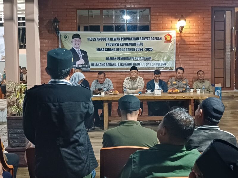 Ketua DPRD Provinsi Kepri, Iman Sutiawan menutup Reses masa sidang 2 tahun 2025, Senin (21/4/2025) malam, di Kavling Patam Madani, Kelurahan Patam Lestari, Kecamatan Sekupang, Kota Batam. Foto: INIKEPRI.COM