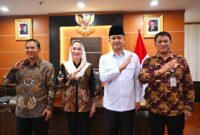 Dari Kanan ke kiri: Raja Mustakim (Pengusaha), Cen Sui Lan (Bupati Natuna) Muhammad Iftitah Sulaiman Suryanagara (Menteri Transmigrasi), Ahmad Sopian (Kadis PTSP Pemkab Natuna), berpose salam transmigrasi seusai Diskusi Kapet Baru Natuna di Ruang Kerja Menteri Transmigrasi pada Selasa (22/4). Foto: INIKEPRI.COM