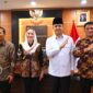 Dari Kanan ke kiri: Raja Mustakim (Pengusaha), Cen Sui Lan (Bupati Natuna) Muhammad Iftitah Sulaiman Suryanagara (Menteri Transmigrasi), Ahmad Sopian (Kadis PTSP Pemkab Natuna), berpose salam transmigrasi seusai Diskusi Kapet Baru Natuna di Ruang Kerja Menteri Transmigrasi pada Selasa (22/4). Foto: INIKEPRI.COM
