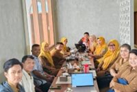 Kasubag Perencanaan Kecamatan Pemko Batam tengah rapat di salah satu cafe di Batam. Foto: INIKEPRI.COM/Media Center Batam 
