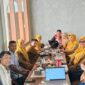 Kasubag Perencanaan Kecamatan Pemko Batam tengah rapat di salah satu cafe di Batam. Foto: INIKEPRI.COM/Media Center Batam 