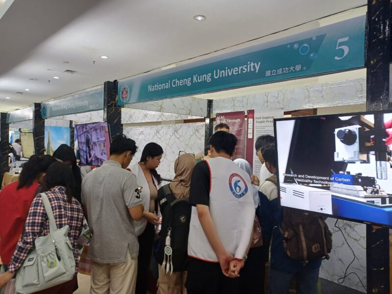 Caption foto : salah satu universitas yang ada di Taiwan melakukan pameran di Polibatam. Foto : INIKEPRI.COM