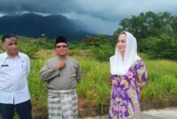 Bupati Natuna, Cen Sui Lan bersama Kepala Satuan Kerja Pelaksanaan Prasarana Strategis (Satker PPS) Kepulauan Riau dari Kementerian Pekerjaan Umum (KemenPU) melaksanakan survei lokasi rencana pembangunan Sekolah Rakyat di kawasan Komplek Masjid Agung Natuna. Rabu, 23 April 2025. Foto: INIKEPRI.COM