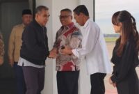 Ketua DPRD Kepri Iman Sutiawan, Wakil Gubernur Kepri Nyanyang Haris Pratamura, Wali Kota Batam sekaligus Ex Officio Kepala BP Batam Amsakar Achmad dan Wakil Wali Kota sekaligus Ex Officio Wakil Kepala BP Li Claudia Chandra menyambut kedatangan Ketua MPR RI Ahmad Muzani. Foto: INIKEPRI.COM/Arif
