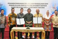 Cen Sui Lan sebagai Bupati Natuna hadir langsung di Gedung Daerah Tanjungpinang, bersama Gubernur Kepulauan Riau, Ansar Ahmad, CEO Prima Energy, Pieters Utomo dan Direktur Utama PT PK NWN, Syahril Efendi. Foto: INIKEPRI.COM/NatunaKab 