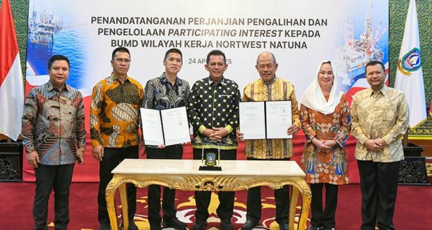 Cen Sui Lan sebagai Bupati Natuna hadir langsung di Gedung Daerah Tanjungpinang, bersama Gubernur Kepulauan Riau, Ansar Ahmad, CEO Prima Energy, Pieters Utomo dan Direktur Utama PT PK NWN, Syahril Efendi. Foto: INIKEPRI.COM/NatunaKab 