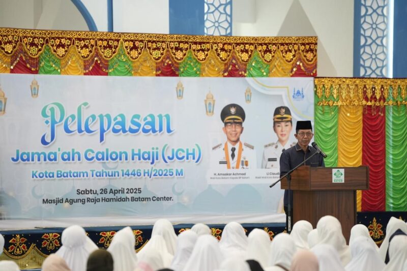 Kepala BP Batam/Walikota Batam, Amsakar Achmad menghadiri seremoni pelepasan jemaah calon haji Kota Batam Tahun 1446 H/2025 M, pada Sabtu siang (26/4/2025). Foto: INIKEPRI.COM/BP Batam 