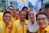 Cen Sui Lan Bupati Natuna bersama Bahlil Lahadalia Menteri ESDM yang juga Ketum DPP Golkar dan Petinggi Golkar lainnya, diantaranya, M Sarmuji Sekjen DPP Golkar yang juga Ketua Fraksi Golkar DPR RI, Muhammad Misbakhun Ketua Komisi XI DPR RI, Dave Laksono Pimpinan Komisi 1 DPR RI dan Nurul Arifin Anggota DPR RI, baru baru ini di Kantor DPP Partai Golkar, Jakarta. Foto: INIKEPRI.COM