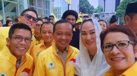 Cen Sui Lan Bupati Natuna bersama Bahlil Lahadalia Menteri ESDM yang juga Ketum DPP Golkar dan Petinggi Golkar lainnya, diantaranya, M Sarmuji Sekjen DPP Golkar yang juga Ketua Fraksi Golkar DPR RI, Muhammad Misbakhun Ketua Komisi XI DPR RI, Dave Laksono Pimpinan Komisi 1 DPR RI dan Nurul Arifin Anggota DPR RI, baru baru ini di Kantor DPP Partai Golkar, Jakarta. Foto: INIKEPRI.COM