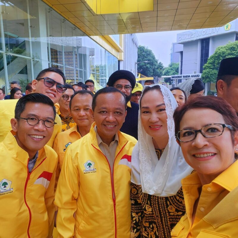 Cen Sui Lan Bupati Natuna bersama Bahlil Lahadalia Menteri ESDM yang juga Ketum DPP Golkar dan Petinggi Golkar lainnya, diantaranya, M Sarmuji Sekjen DPP Golkar yang juga Ketua Fraksi Golkar DPR RI, Muhammad Misbakhun Ketua Komisi XI DPR RI, Dave Laksono Pimpinan Komisi 1 DPR RI dan Nurul Arifin Anggota DPR RI, baru baru ini di Kantor DPP Partai Golkar, Jakarta. Foto: INIKEPRI.COM