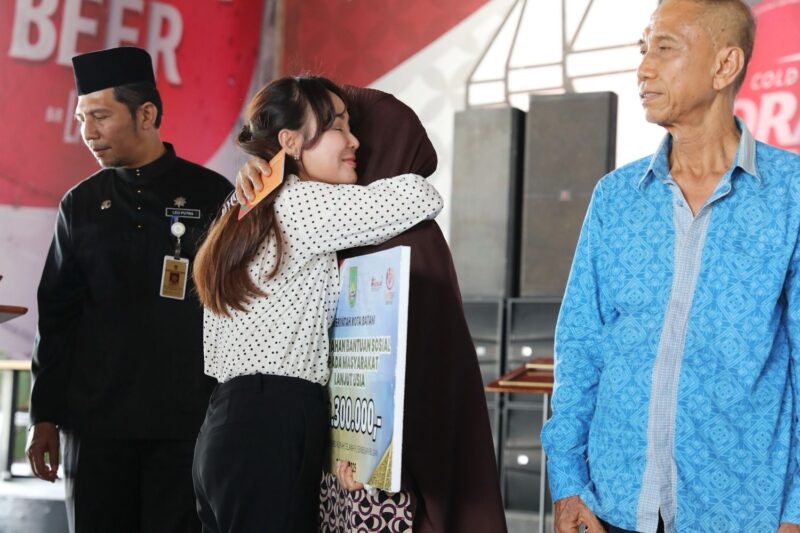 Wakil Kepala BP Batam sekaligus Wakil Walikota Batam, Li Claudia Chandra, menyerahkan insentif bulanan sebesar Rp 300 ribu kepada 449 warga lansia yang berasal dari Kecamatan Bengkong, Batu Ampar, dan Lubuk Baja, Rabu (30/4/2025). Foto: INIKEPRI.COM/BP Batam