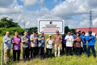 Deputi Bidang Pengelolaan Lahan, Pesisir, dan Reklamasi BP Batam, Syarlin Joyo, di salah satu titik pemasangan plang evaluasi alokasi tanah. Foto: INIKEPRI.COM/BP Batam 